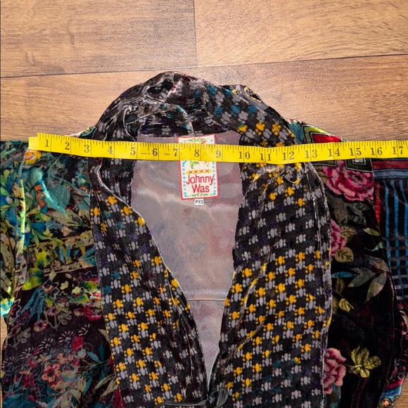 Johnny Was Size Petite Extra Small Velvet Kimono Wrap Jacket Floral Print Artsy - Picture 11 of 16